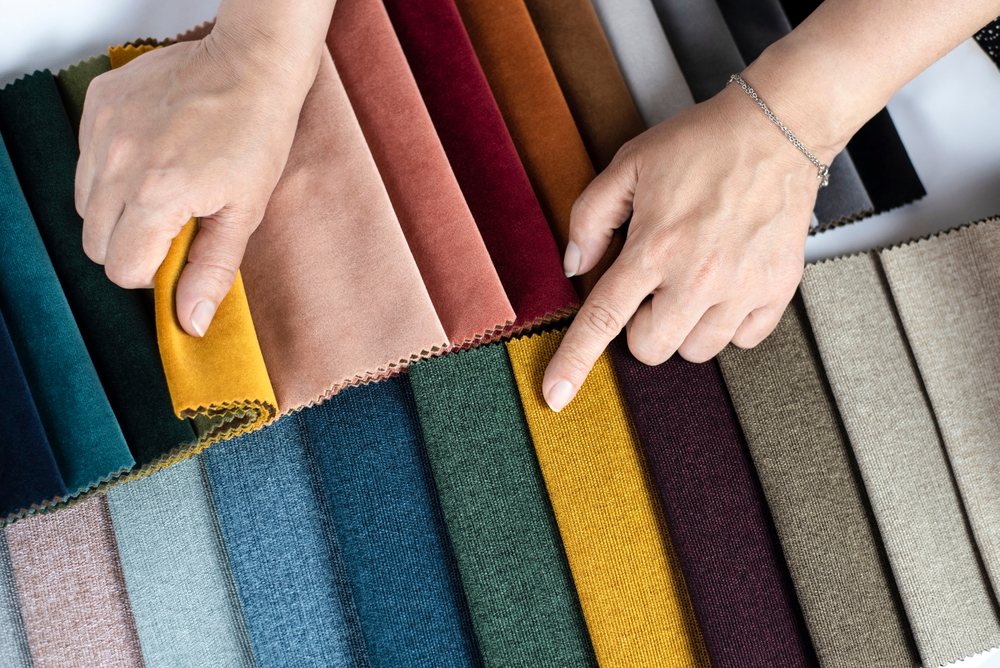 The,Woman,Points,To,The,Colored,Fabric,That,She,Likes, چگونه رنگ پارچه مبل خودمان را انتخاب کنیم