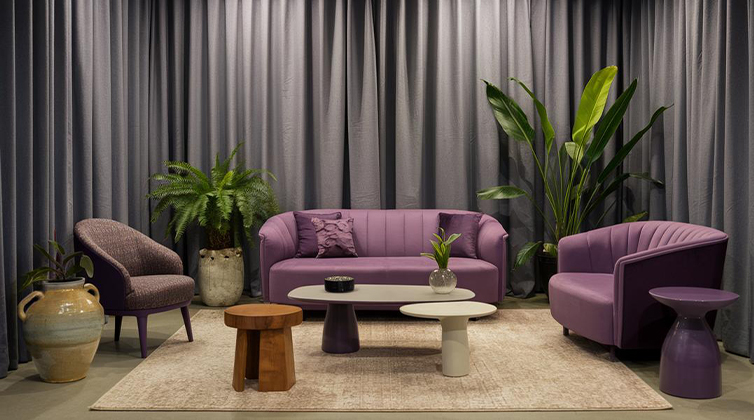 purple_decoration (24) پرده خاکستری با مبل بنفش
