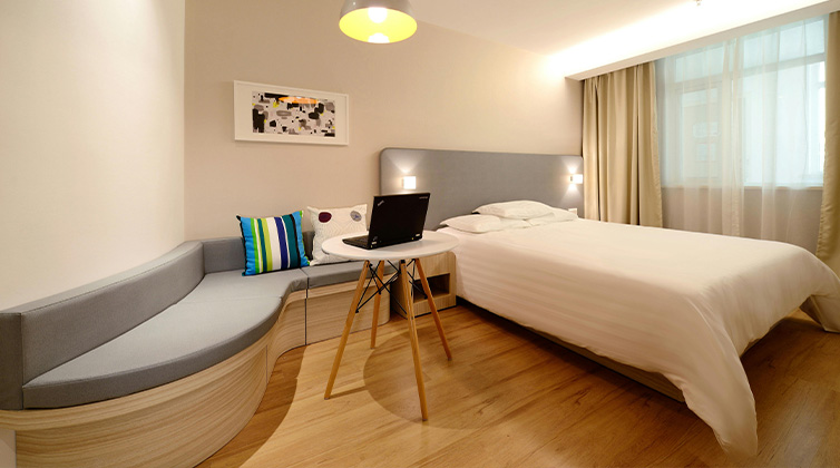 Dowry purchase checklist 7 تخت خواب و کاناپه طوسی در اتاق خواب؛ یک آیتم مهم در چک لیست خرید جهیزیه.