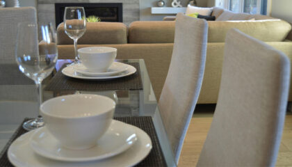 Dowry purchase checklist4 سرویس پذیرایی چینی سفید در کنار صندلی های غذاخوری کرمی