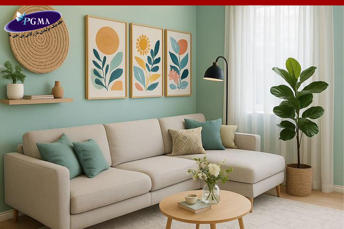 مبل ال کرمی با کوسن های کرمی وسبز در دکور خانه سبز