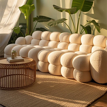 choosing furinture based on home size (18) مبل مینیمال کرم در دکور خانه