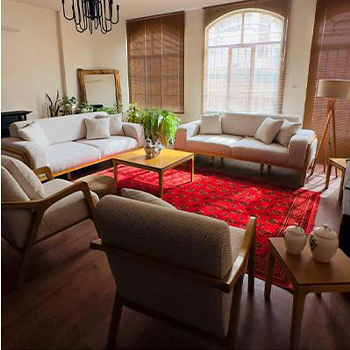 choosing furinture based on home size (57) چیدمان خانه شیک با فرش قرمز و مبل کرم روشن در انتخاب مبل مناسب براساس متراژ منزل